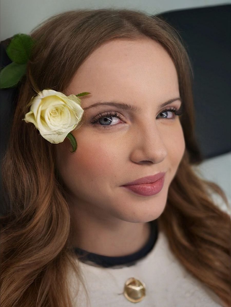 Wimpern-Ergebnis einer Schülerin, Modell mit weißer Rose