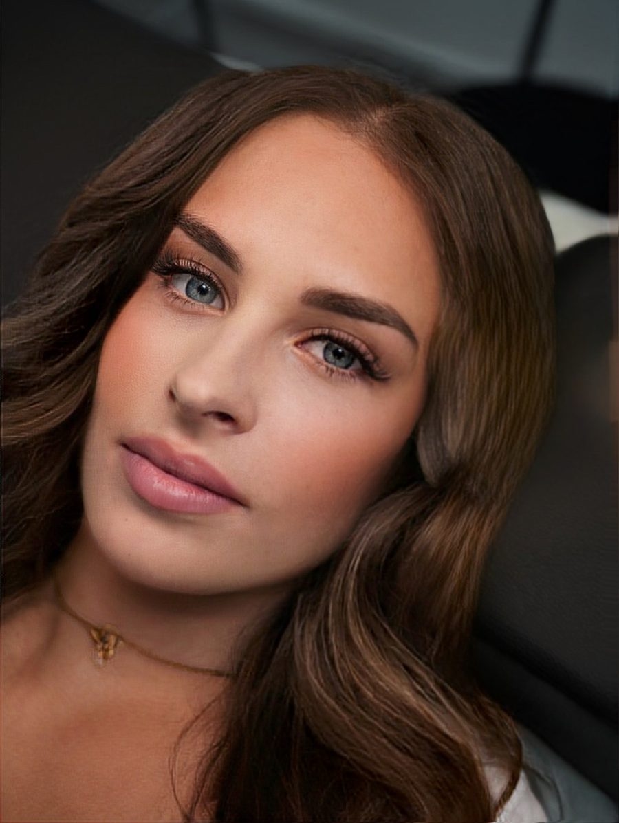 Wimpern-Ergebnis einer Schülerin, Modell mit braunen Haaren