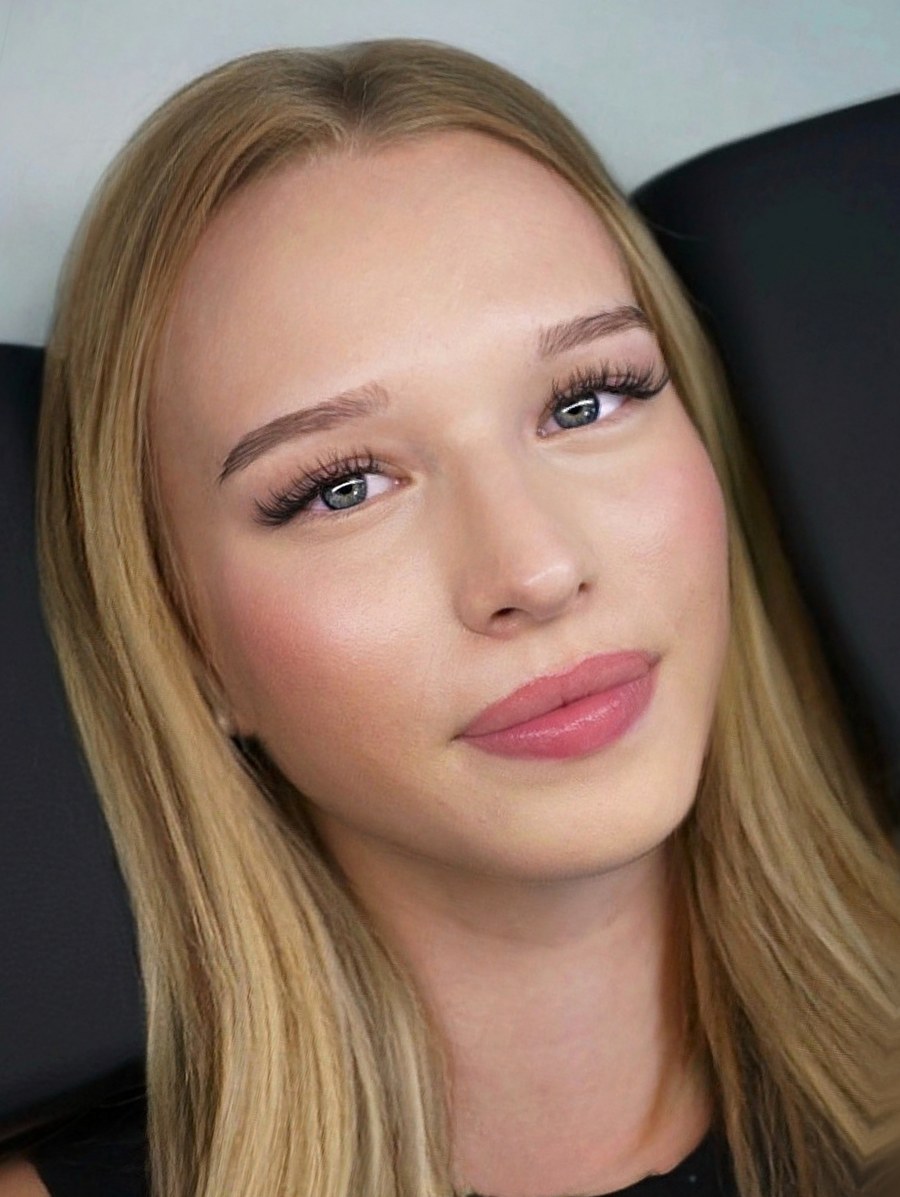 Wimpern-Ergebnis einer Schülerin, Modell mit blonden Haaren