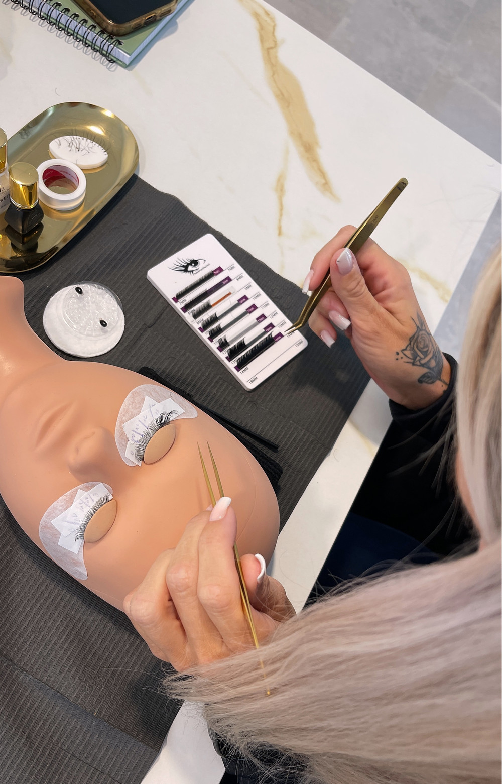 Training am Puppenkopf mit goldenen Pinzetten