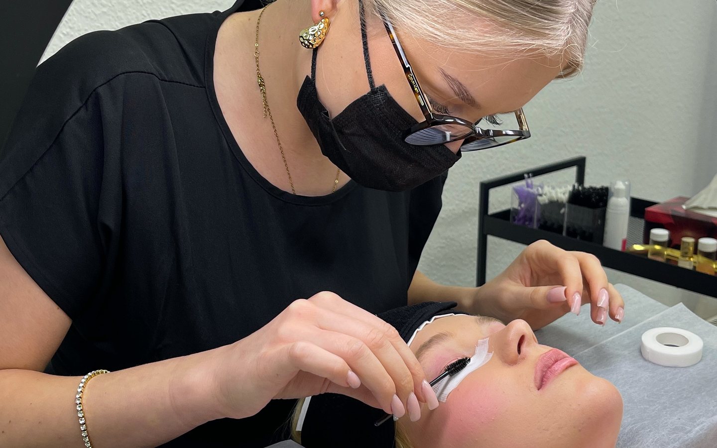 Lash Artist setzt Volumenwimpern am Modell