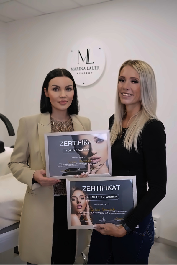 Marina Lauer mit einer Absolventin und ihren zwei Zertifikaten
